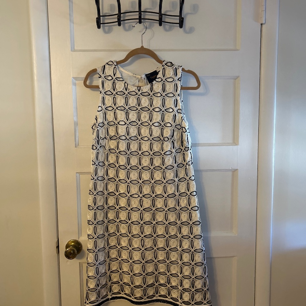 Great for summer weddings!Sleeveless lined cutout dress